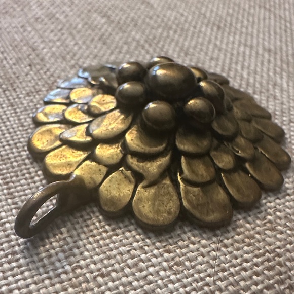 Elegant Gold Flower Pendant - Picture 5 of 5